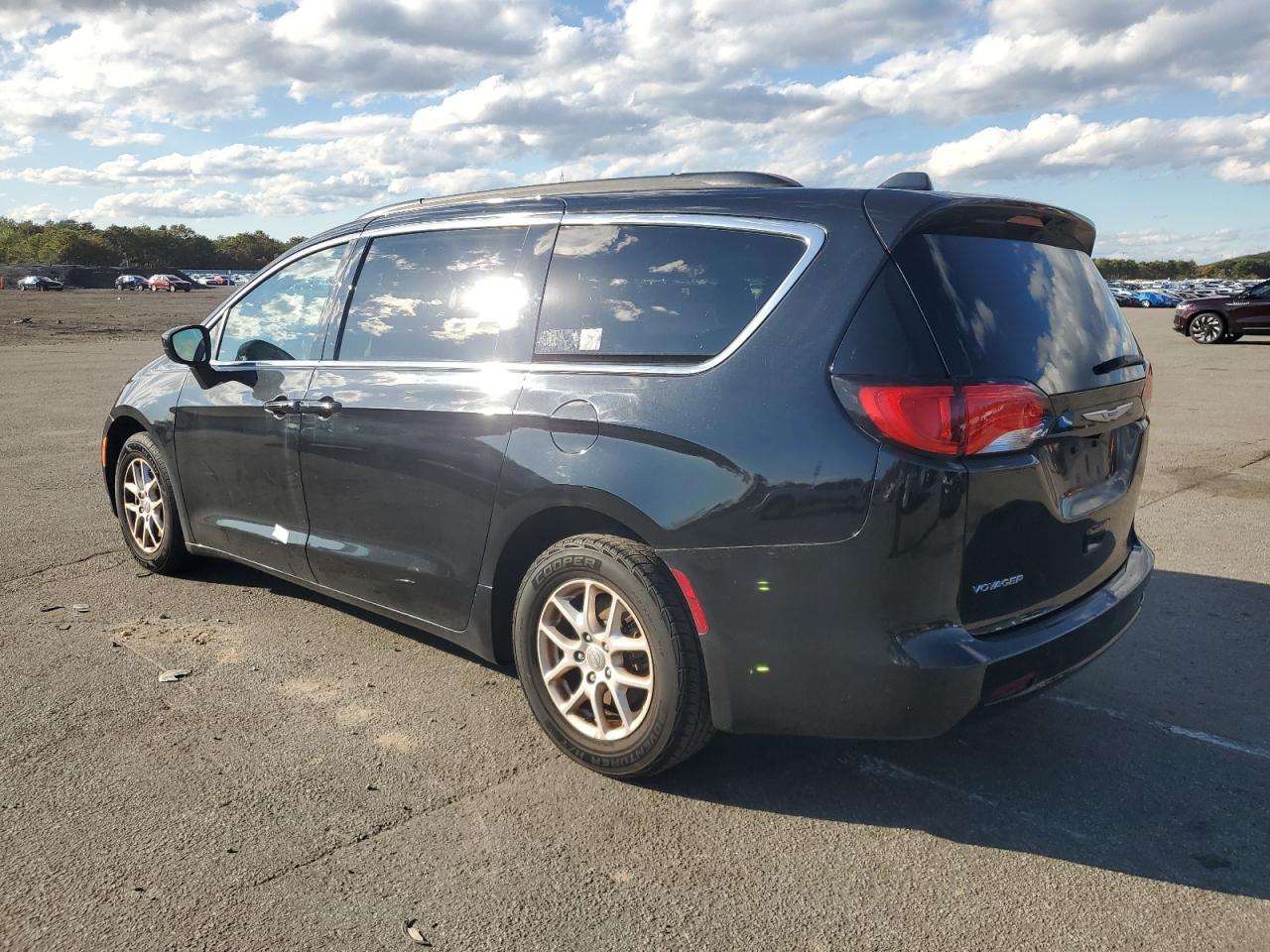 2020 Chrysler Voyager Lxi - Фото 2