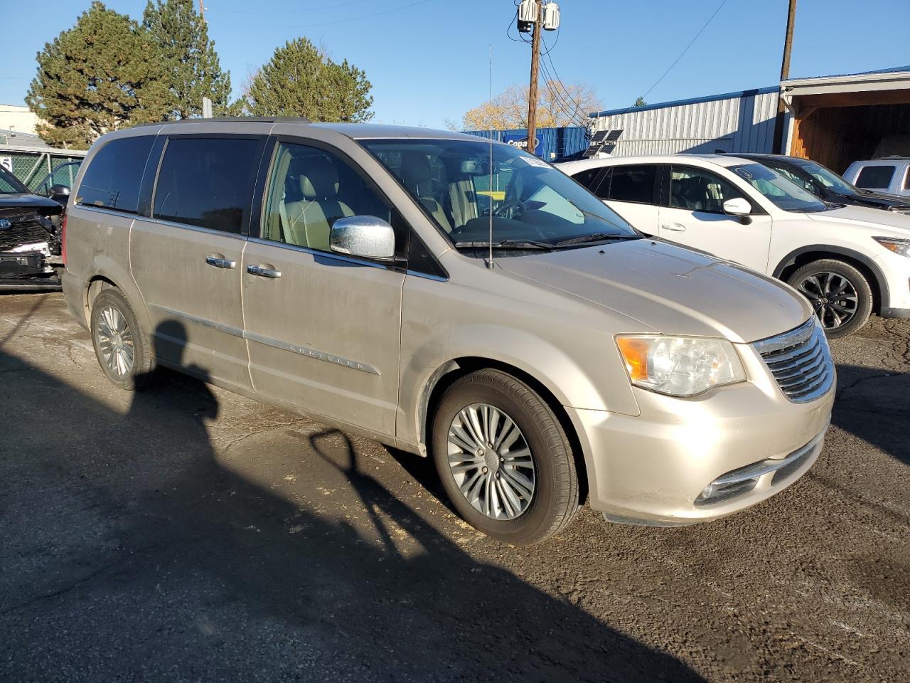 2013 Chrysler Town & Country Touring L - Фото 4