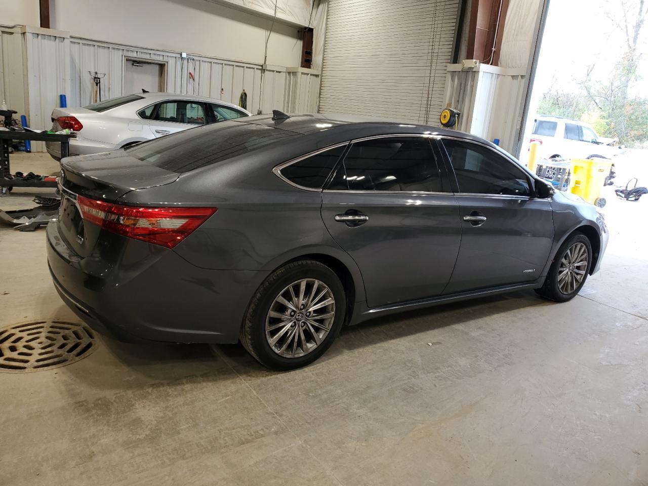 2016 Toyota Avalon Hybrid - Image 3