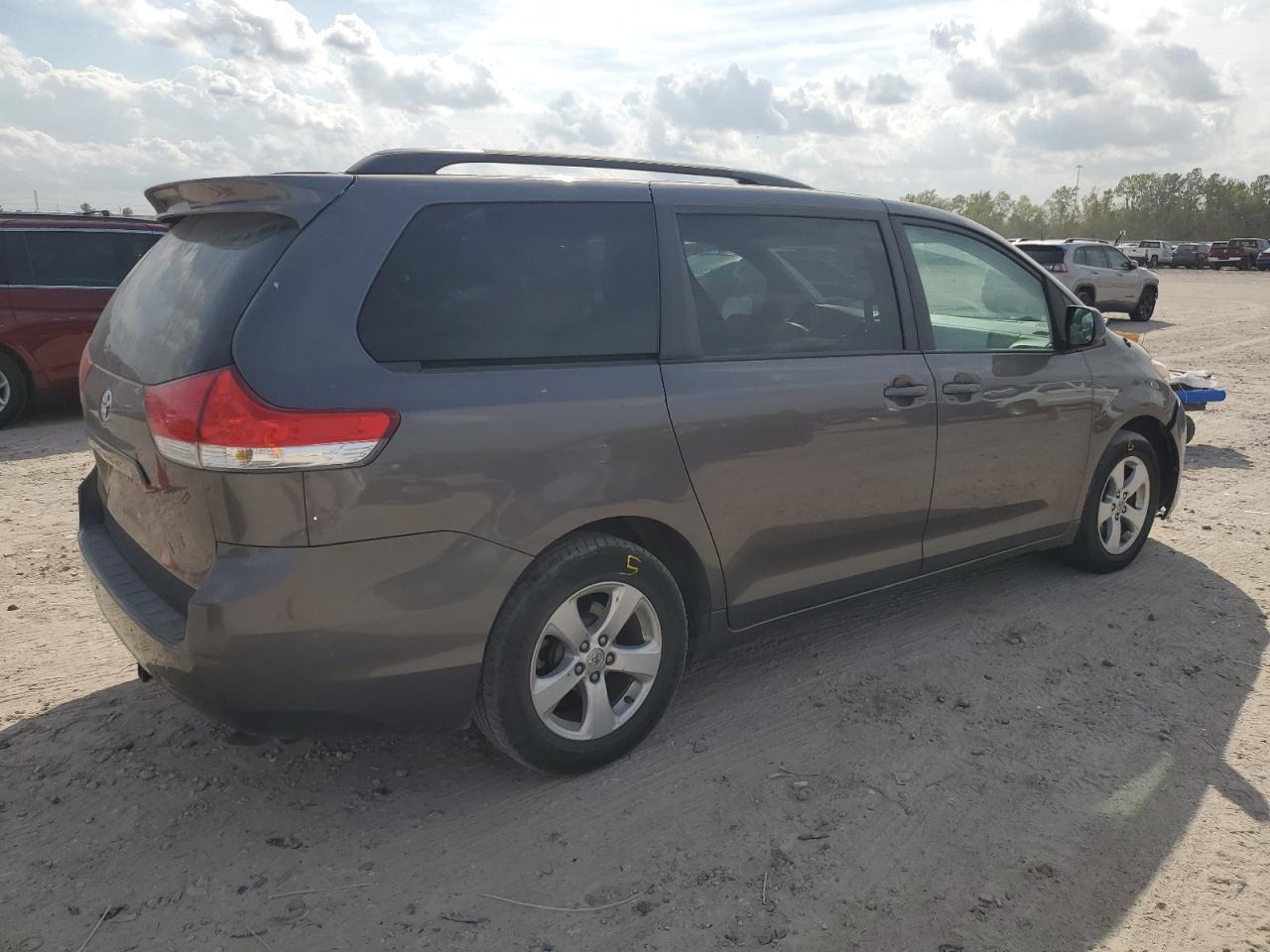 2014 Toyota Sienna Le - Фото 3