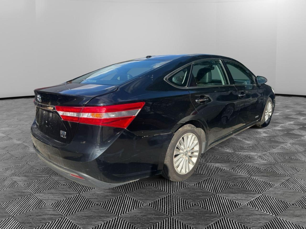 2013 Toyota Avalon Hybrid - Image 4