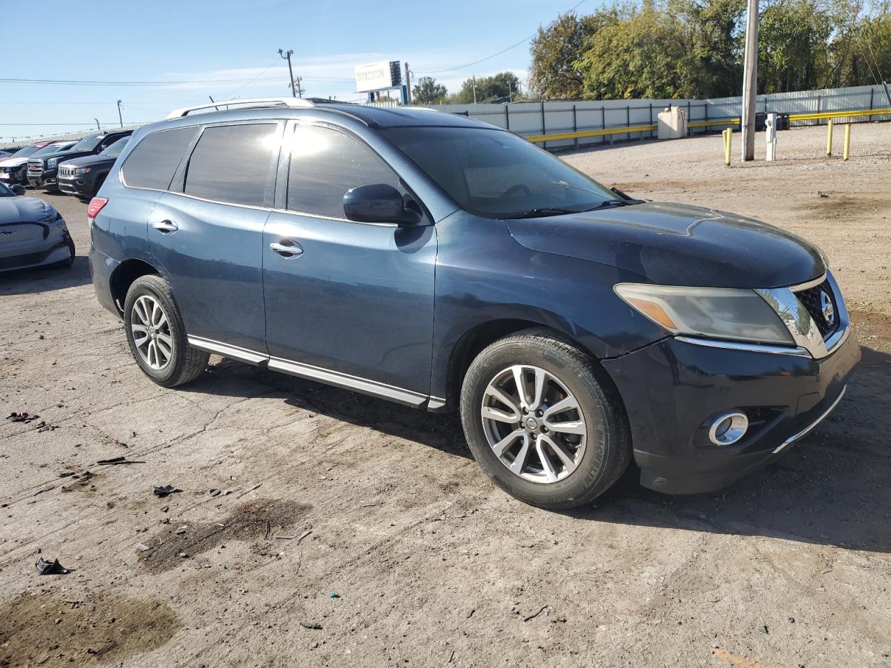 2014 Nissan Pathfinder S - Image 4