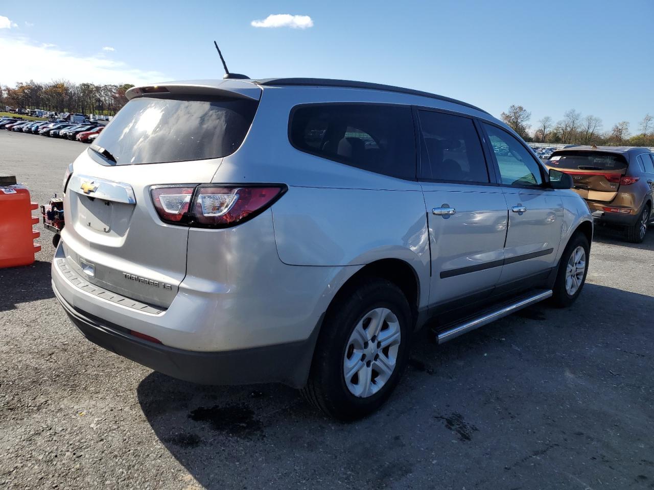 2016 Chevrolet Traverse Ls - Фото 3