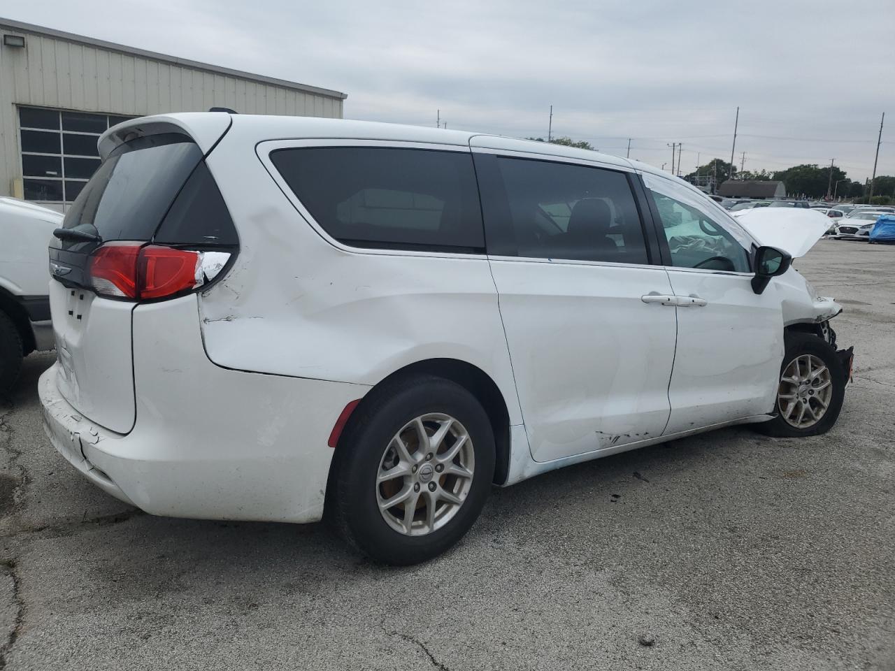 2024 Chrysler Voyager Lx - Image 3