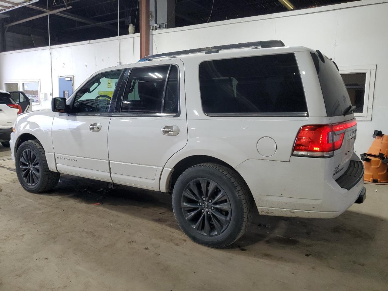 2015 Lincoln Navigator - Image 2