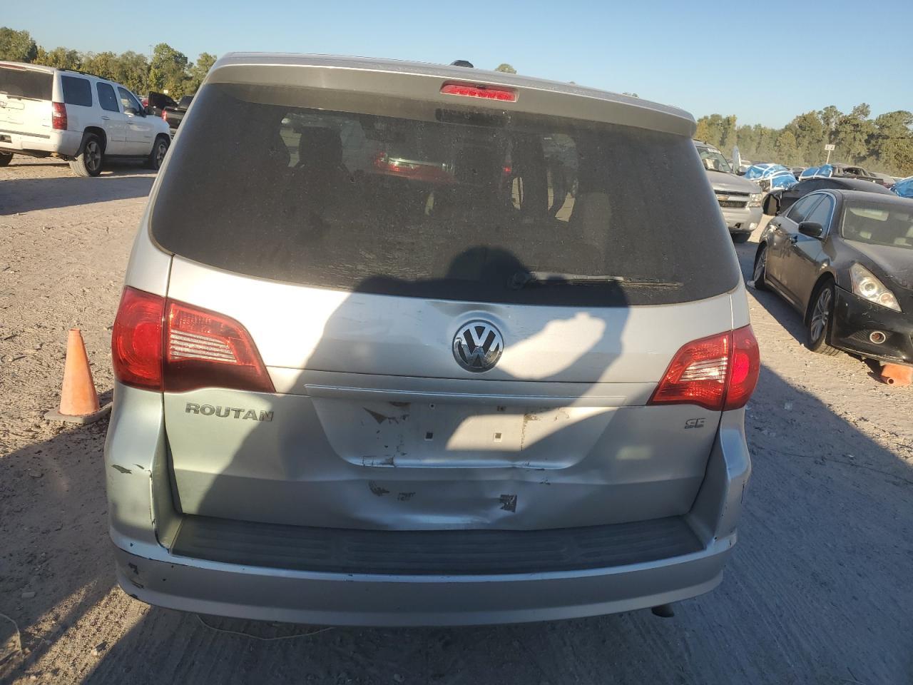 2010 Volkswagen Routan Se - Image 6