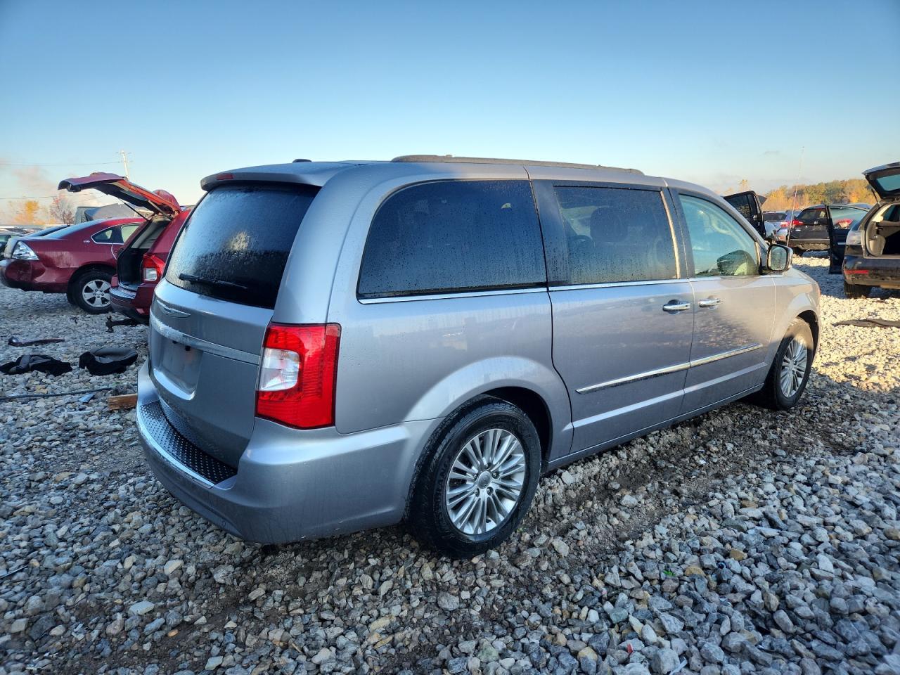 2015 Chrysler Town & Country Touring L - Фото 3