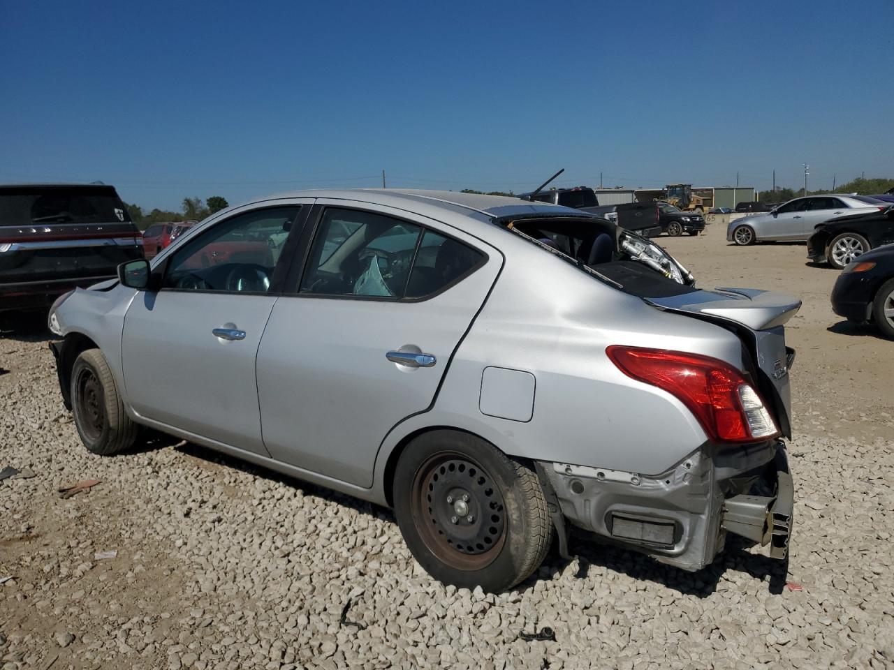 2019 Nissan Versa S - Фото 2