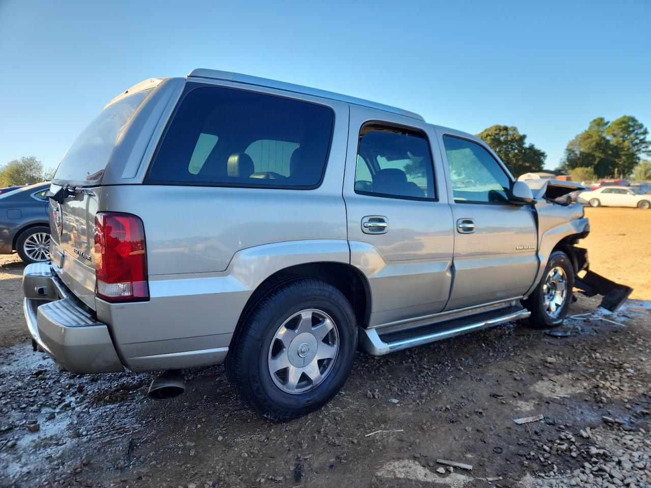 2004 Cadillac Escalade Luxury - Image 3