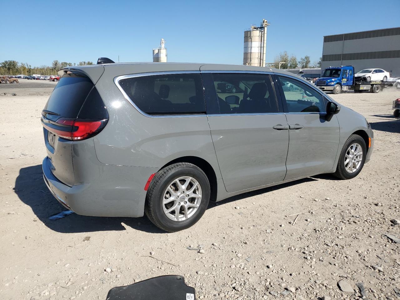 2023 Chrysler Pacifica Touring L - Фото 3