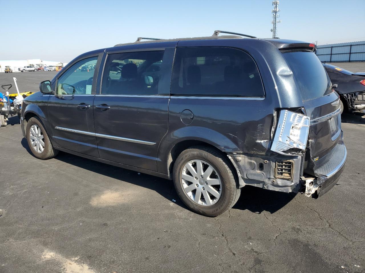 2014 Chrysler Town & Country Touring - Image 2