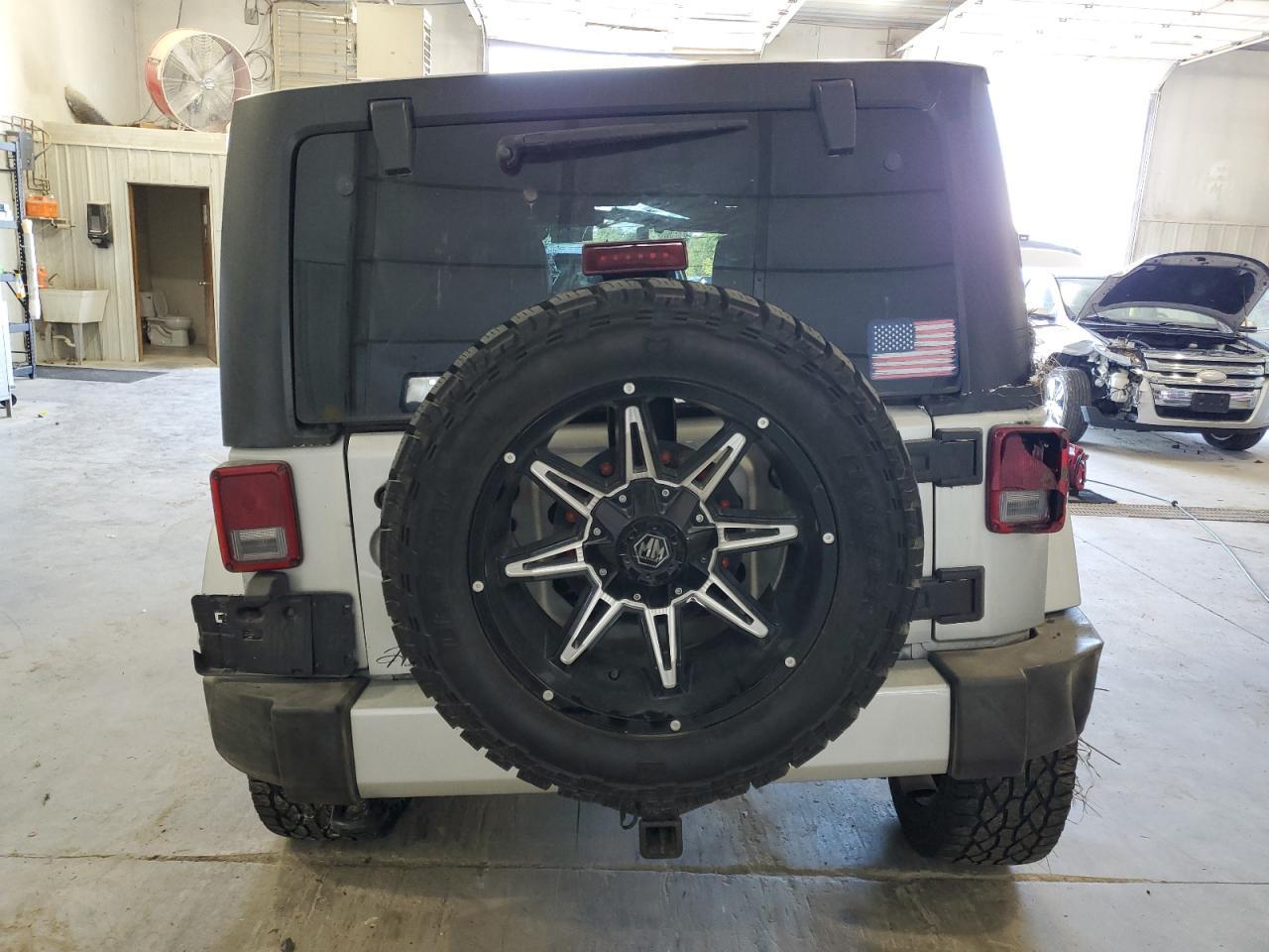 2012 Jeep Wrangler Unlimited Sahara - Image 6