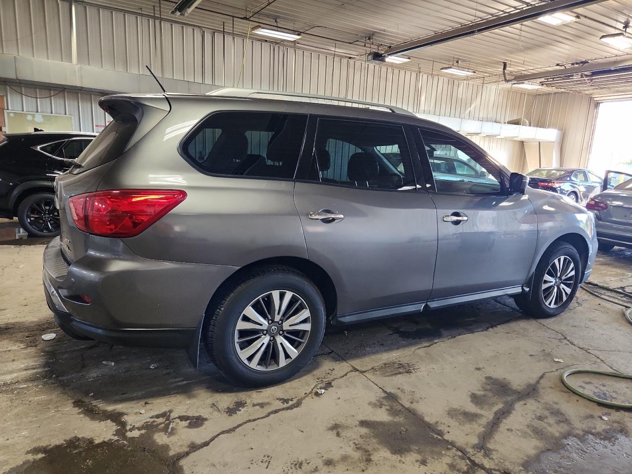 2017 Nissan Pathfinder S - Фото 3