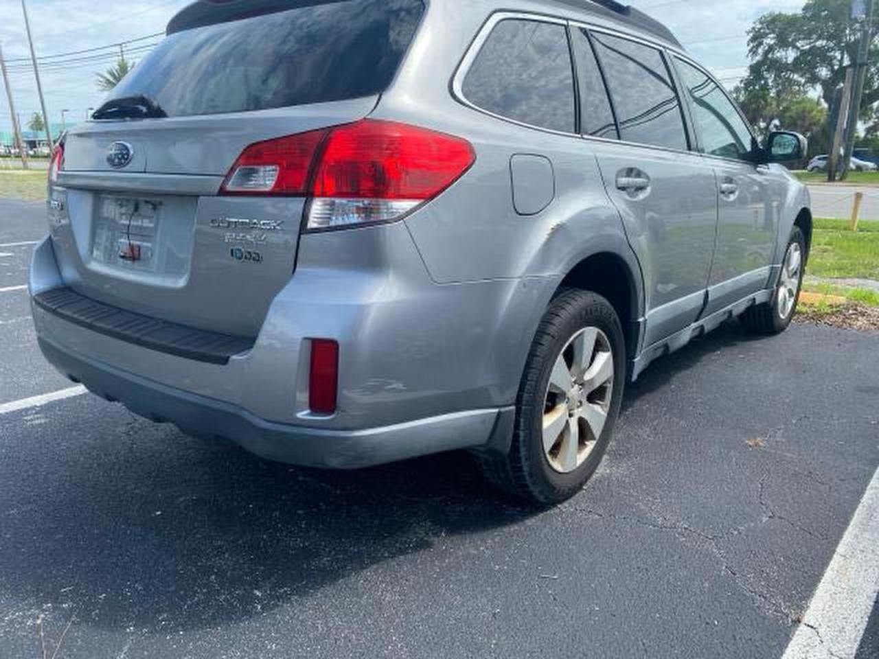 2010 Subaru Outback 2.5I Limited - Image 4