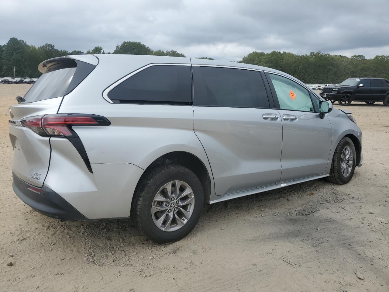 2022 Toyota Sienna Xle - Image 3