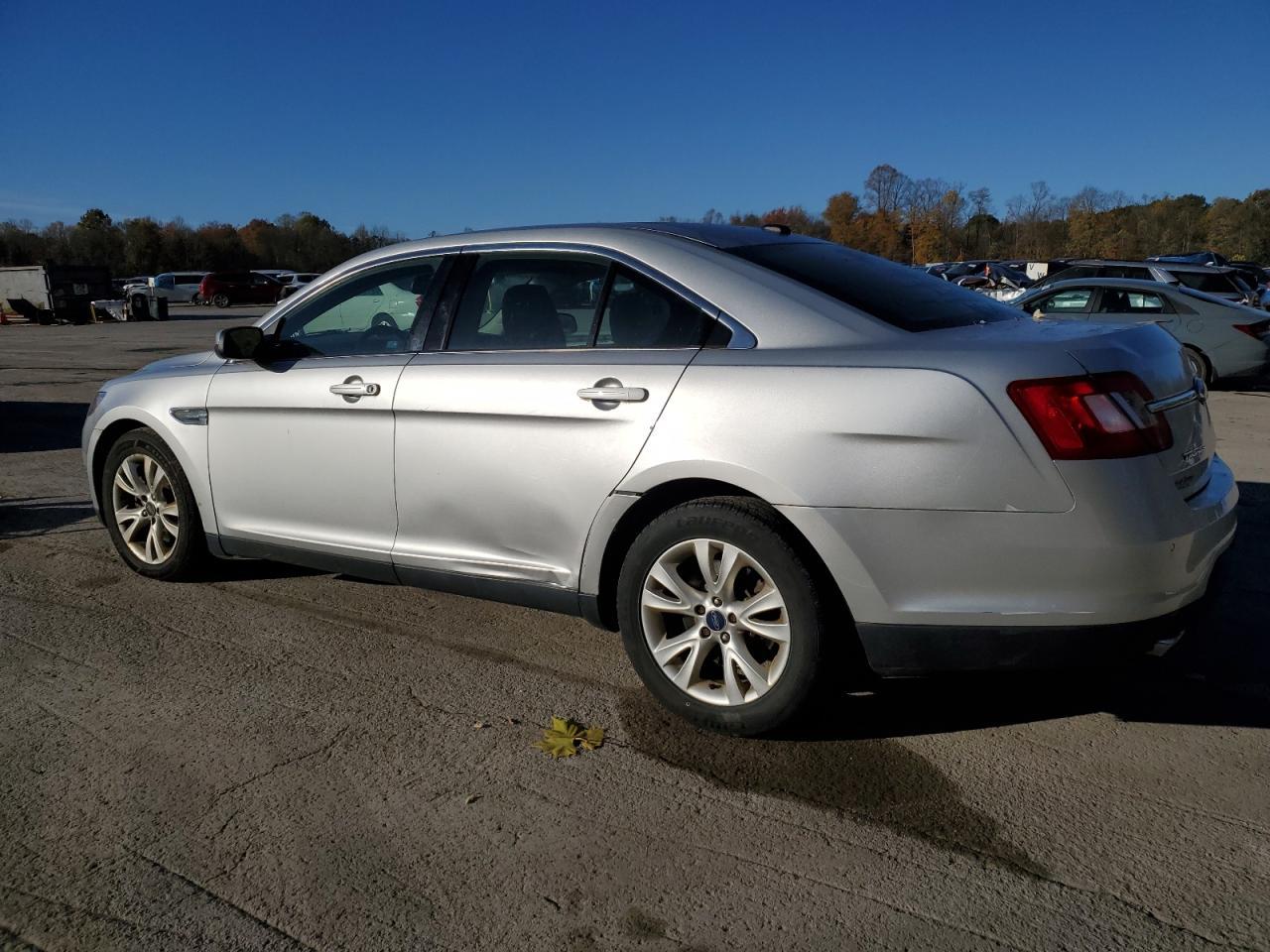 2011 Ford Taurus - Фото 2