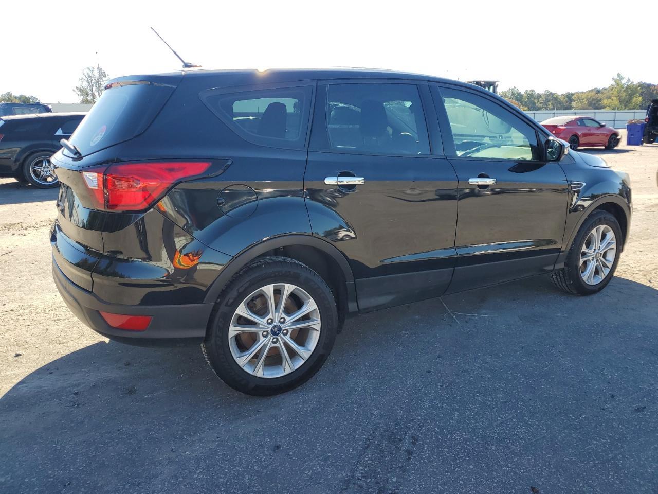 2019 Ford Escape S - Фото 3