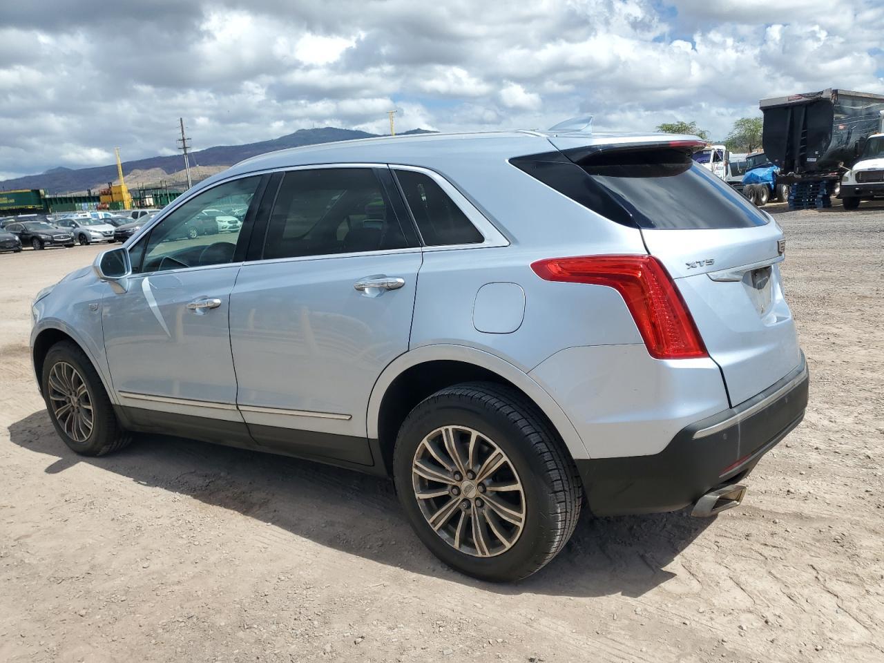 2017 Cadillac Xt5 Luxury - Image 2