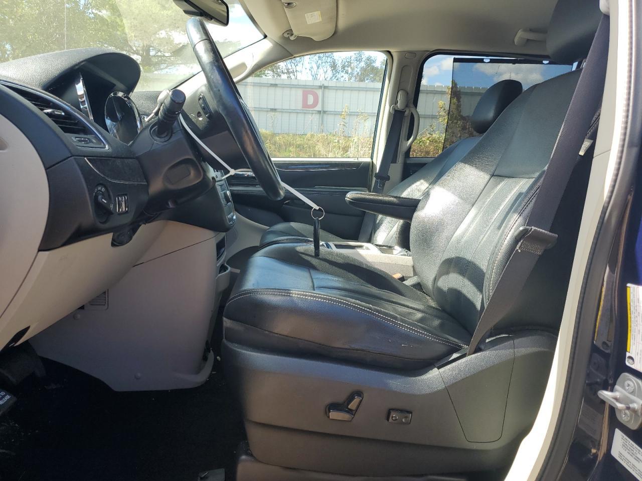 2015 Chrysler Town & Country Touring - Image 7