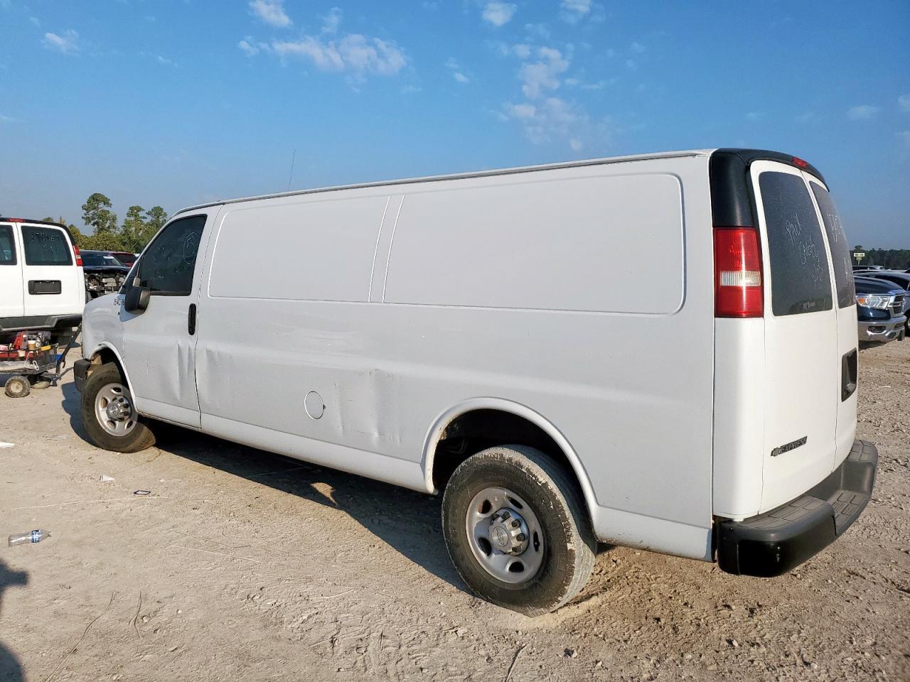 2018 Chevrolet Express 3500 Delivery Van - Фото 2