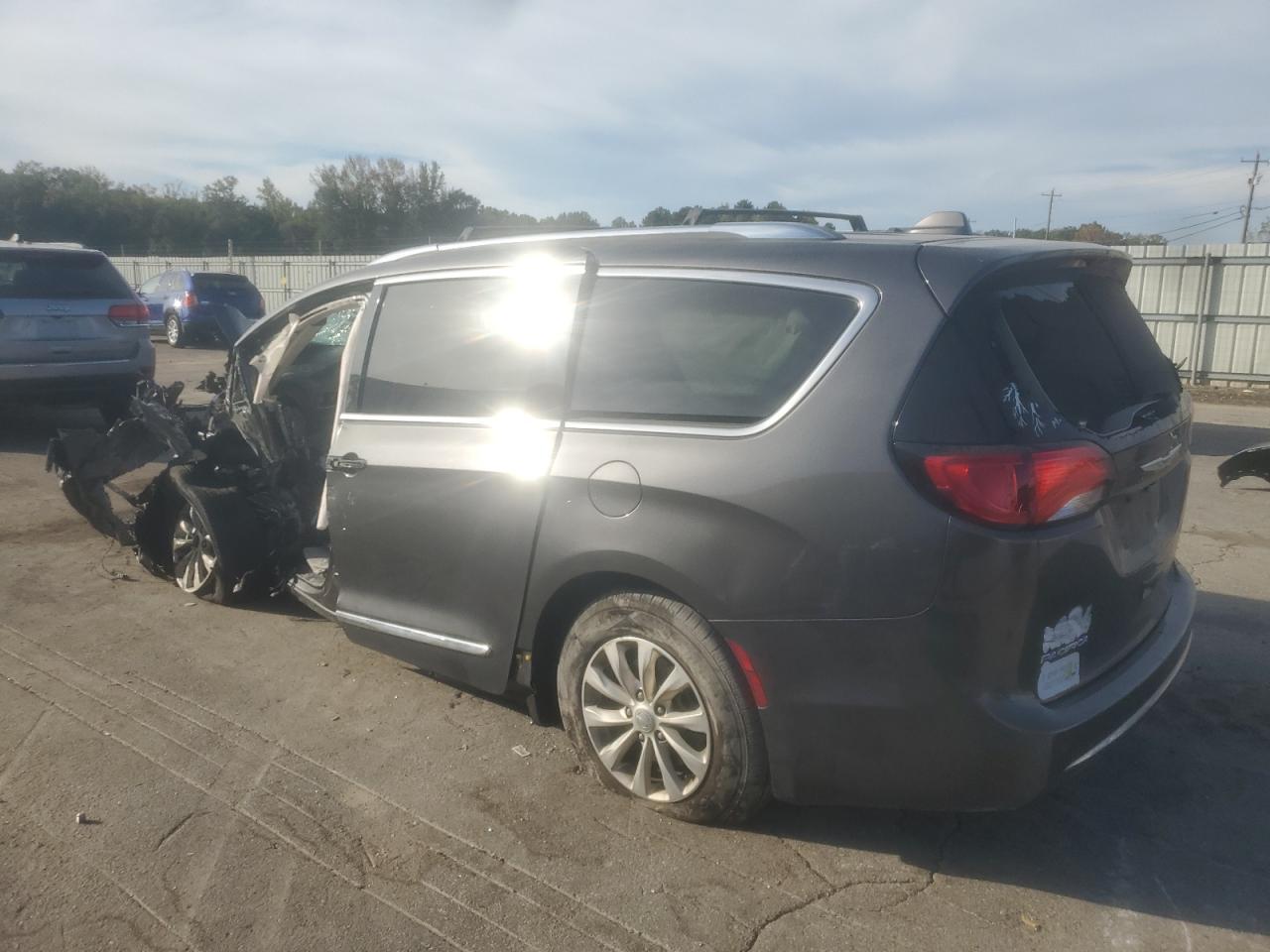 2018 Chrysler Pacifica Touring L - Фото 2