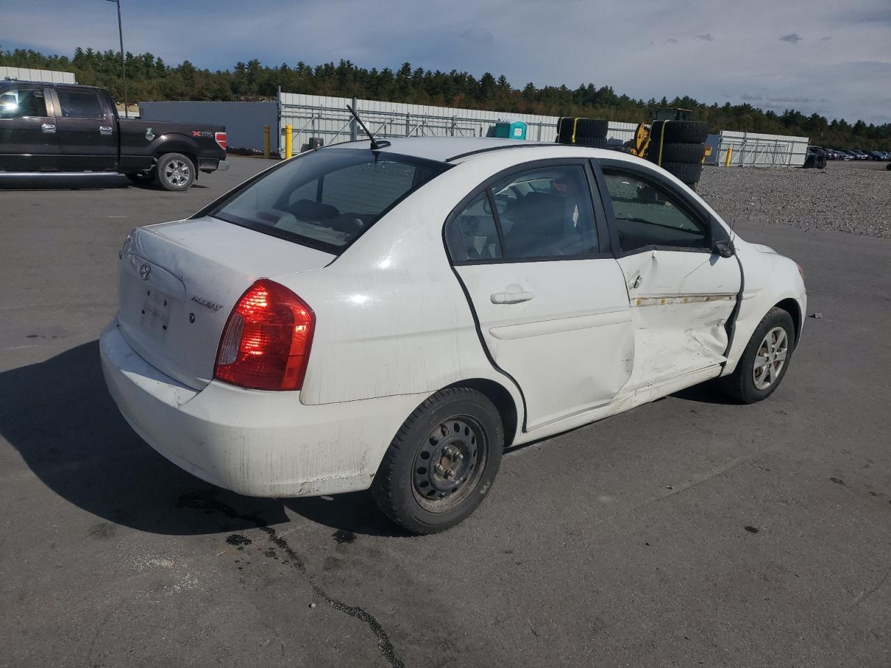 2011 Hyun Accent - Image 3