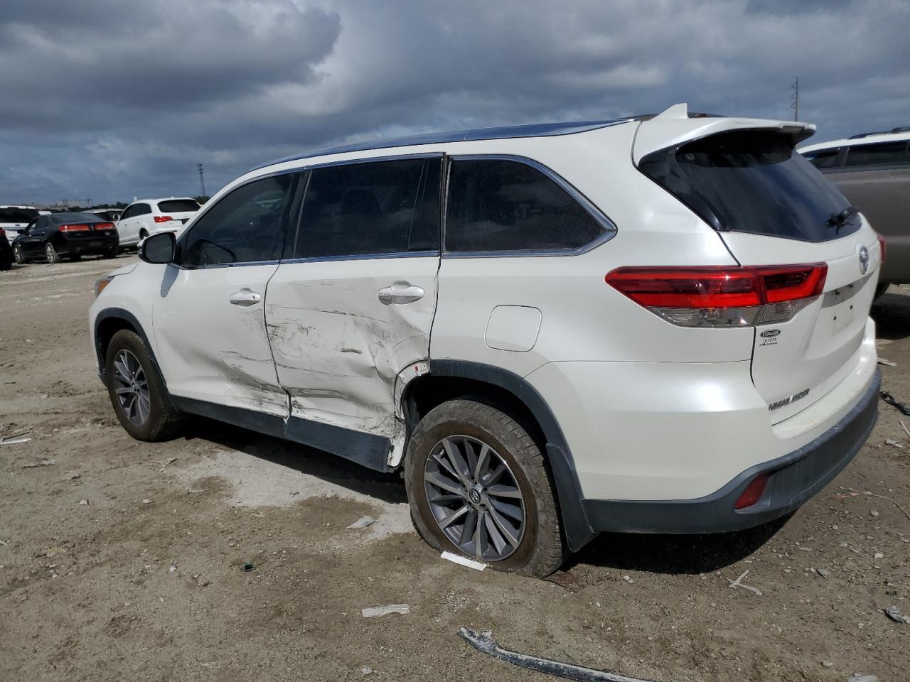 2019 Toyota Highlander Se - Фото 2