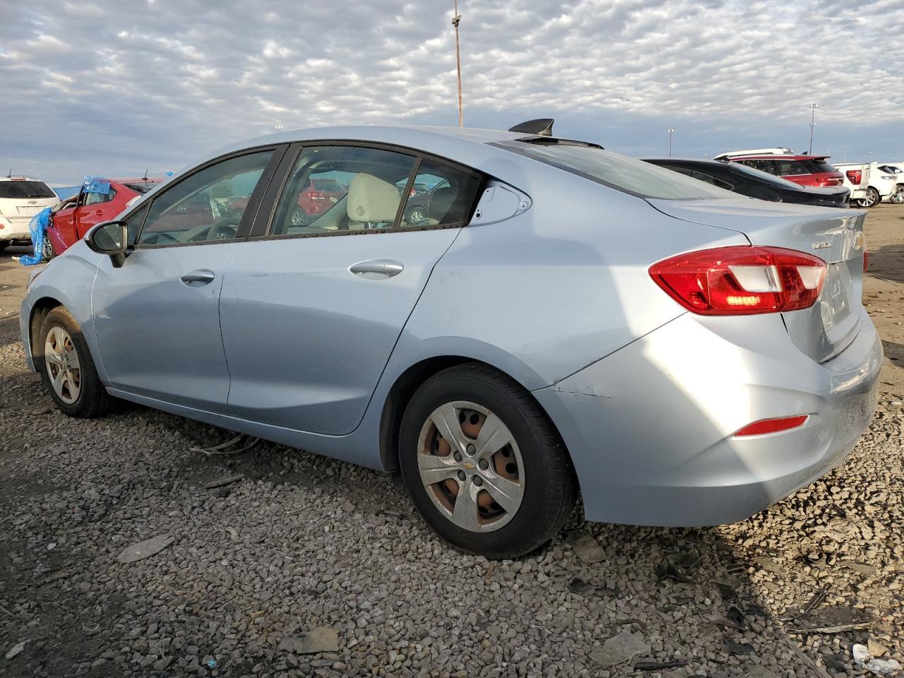 2017 Chevrolet Cruze Ls - Фото 2