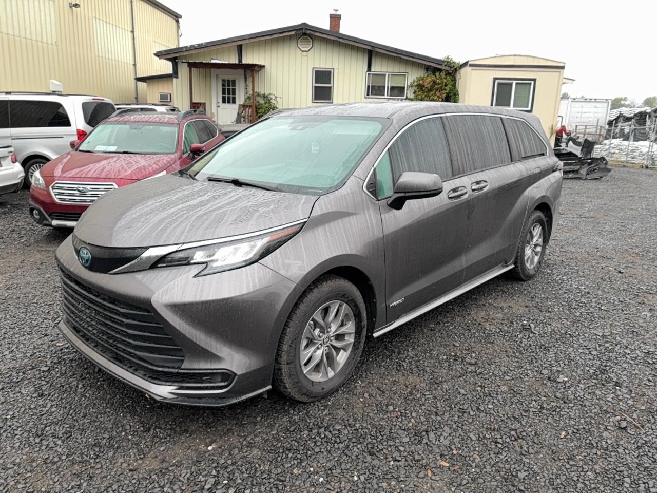 2021 Toyota Sienna Le - Фото 2