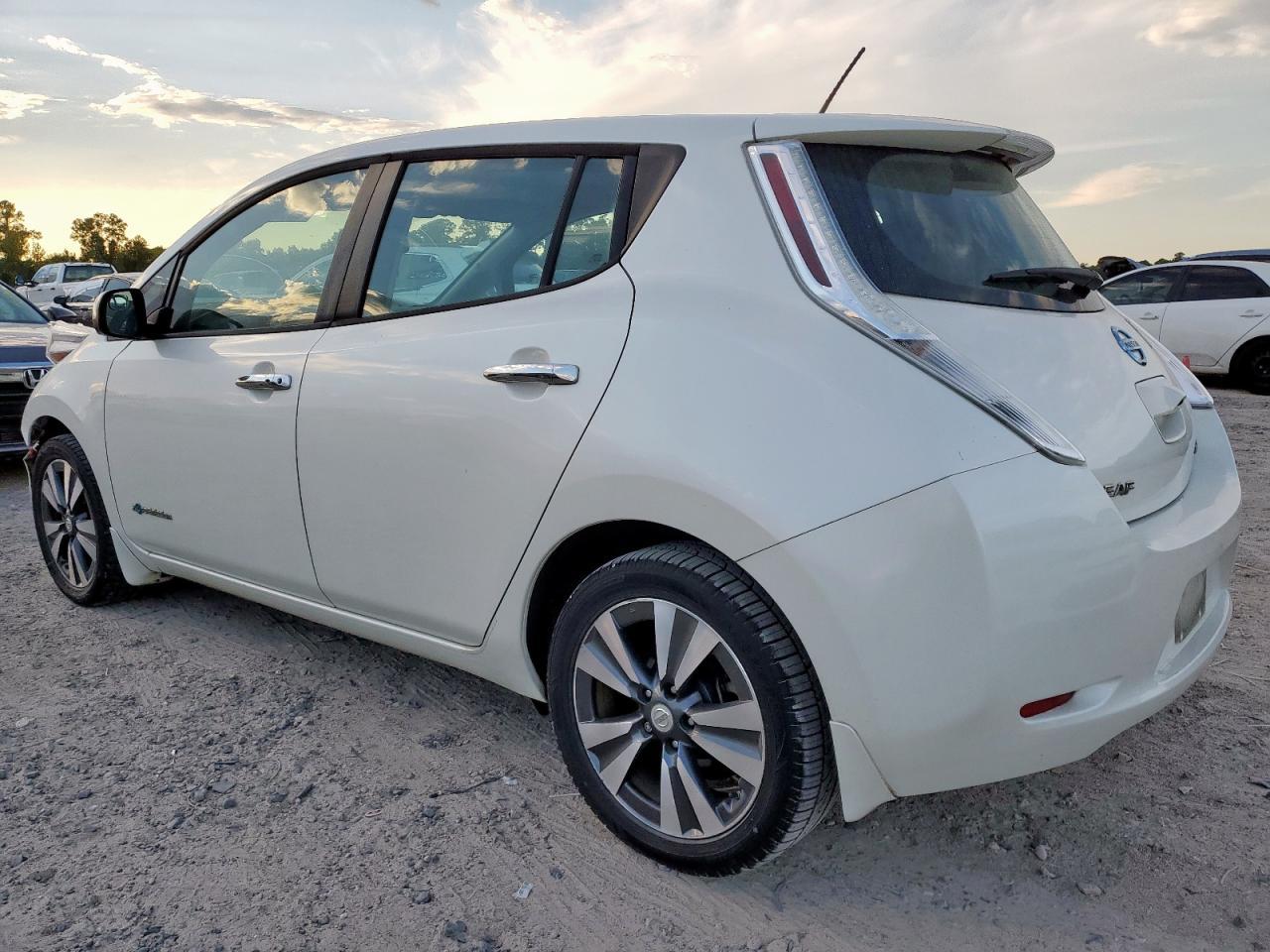 2015 Nissan Leaf S - Фото 2