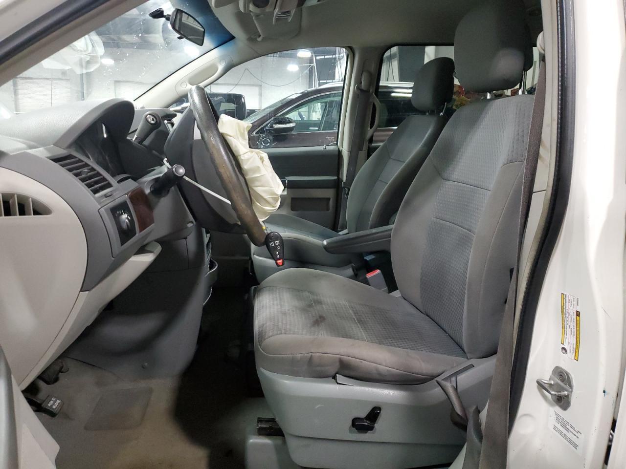 2010 Chrysler Town & Country Lx - Image 7