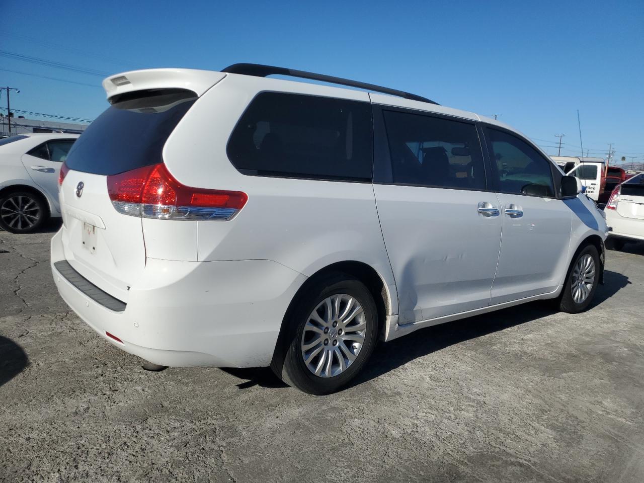 2014 Toyota Sienna Xle - Image 3