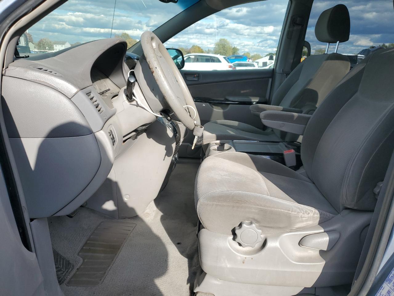 2004 Toyota Sienna Ce - Image 7