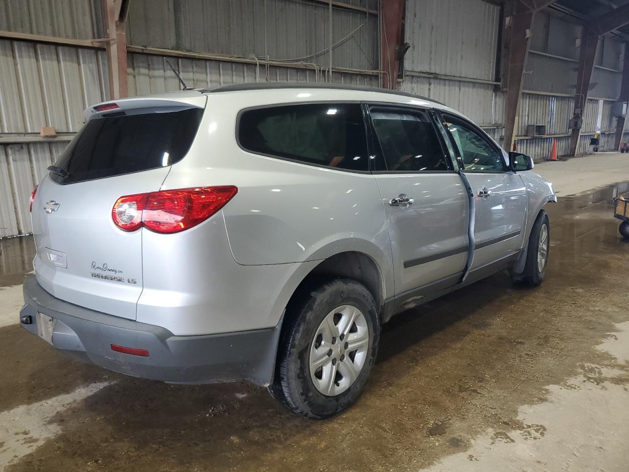2011 Chevrolet Traverse Ls - Image 3