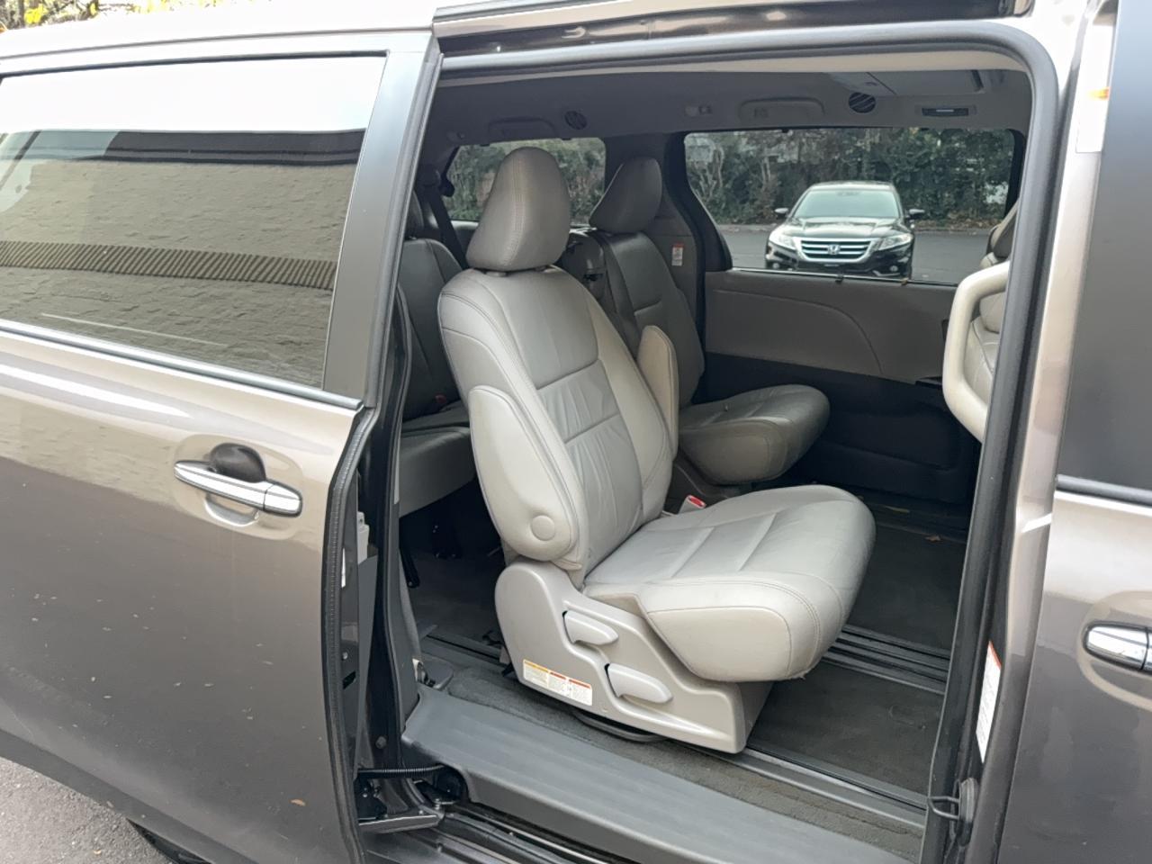 2016 Toyota Sienna Xle - Image 6