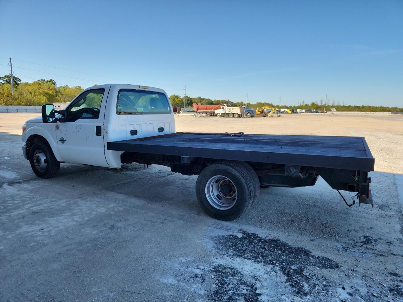 2011 Ford F350 Flat Bed Truck - Фото 2