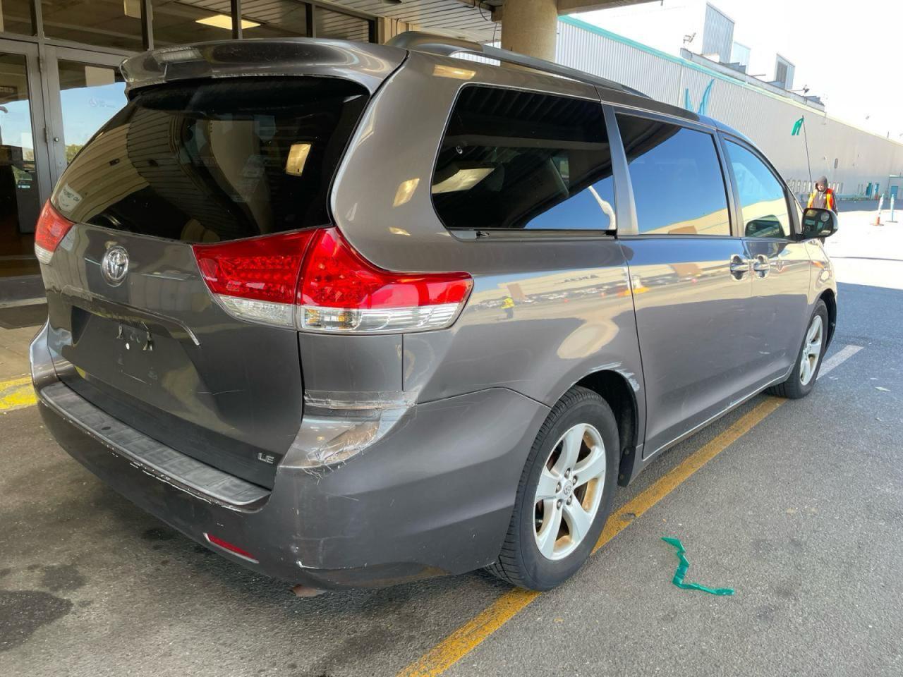 2011 Toyota Sienna Le - Image 3