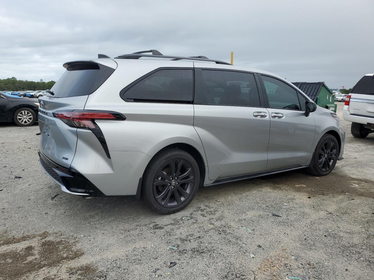 2025 Toyota Sienna Xse - Image 3