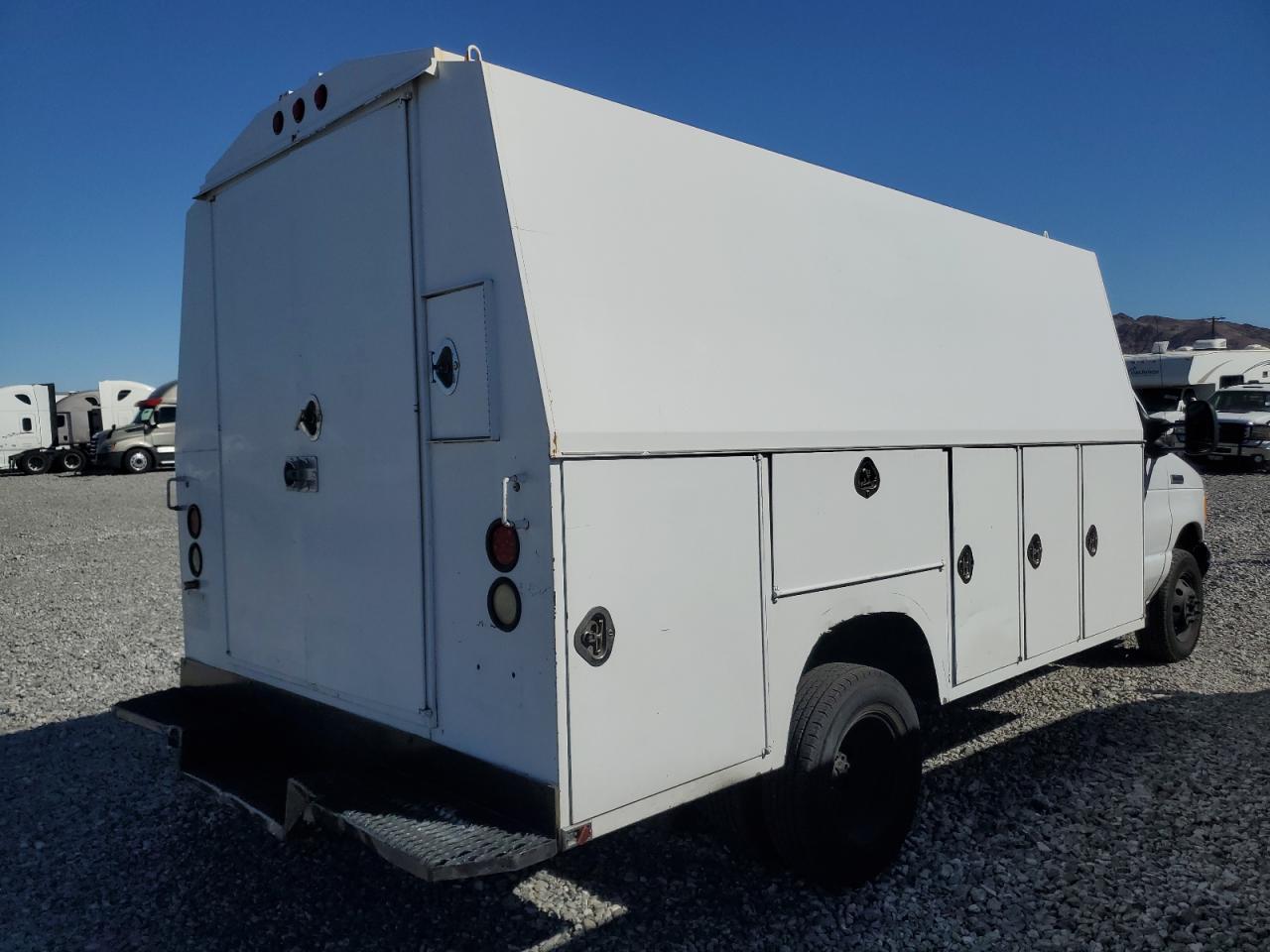 2006 Ford Econoline E450 Super Duty Cutaway Van - Фото 3