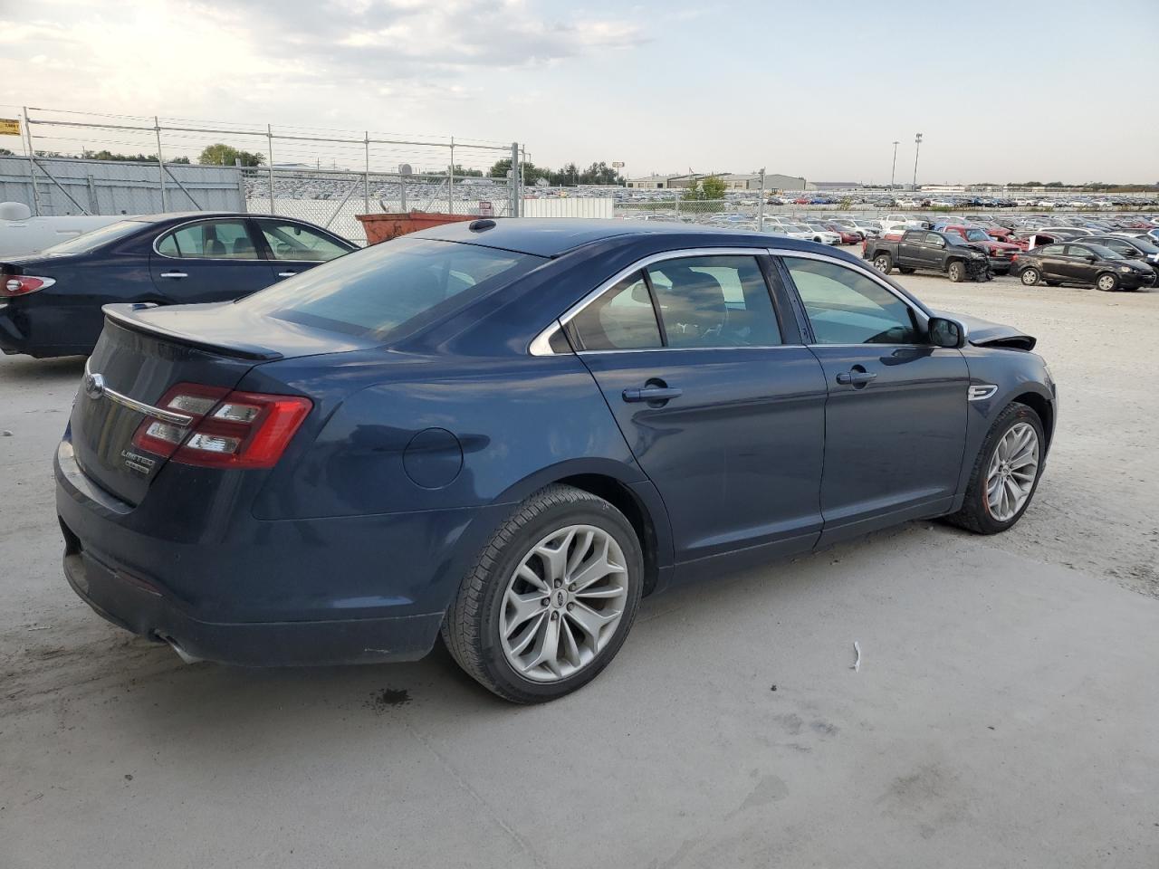 2016 Ford Taurus Limited - Image 3