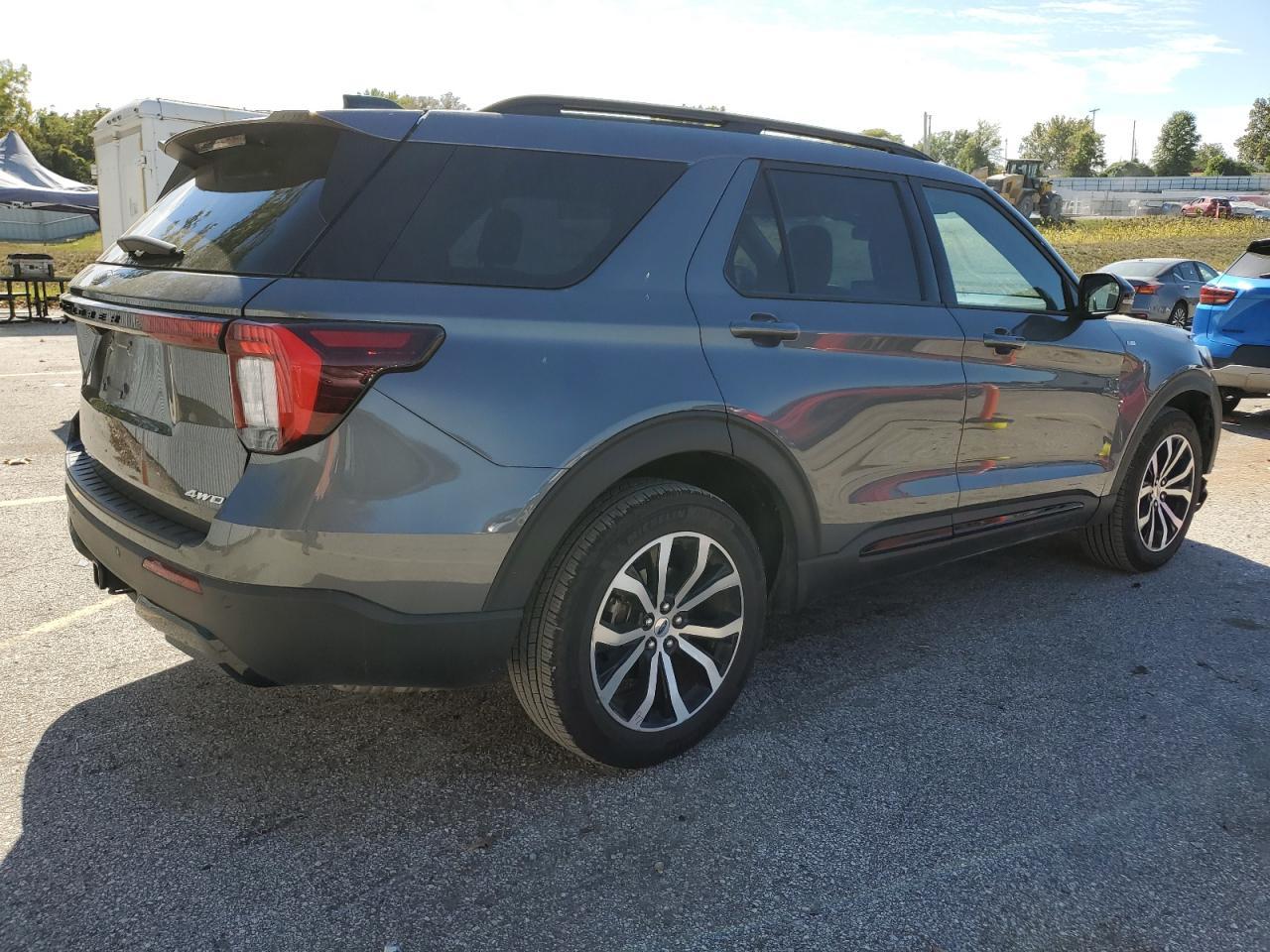 2025 Ford Explorer St-Line - Image 3