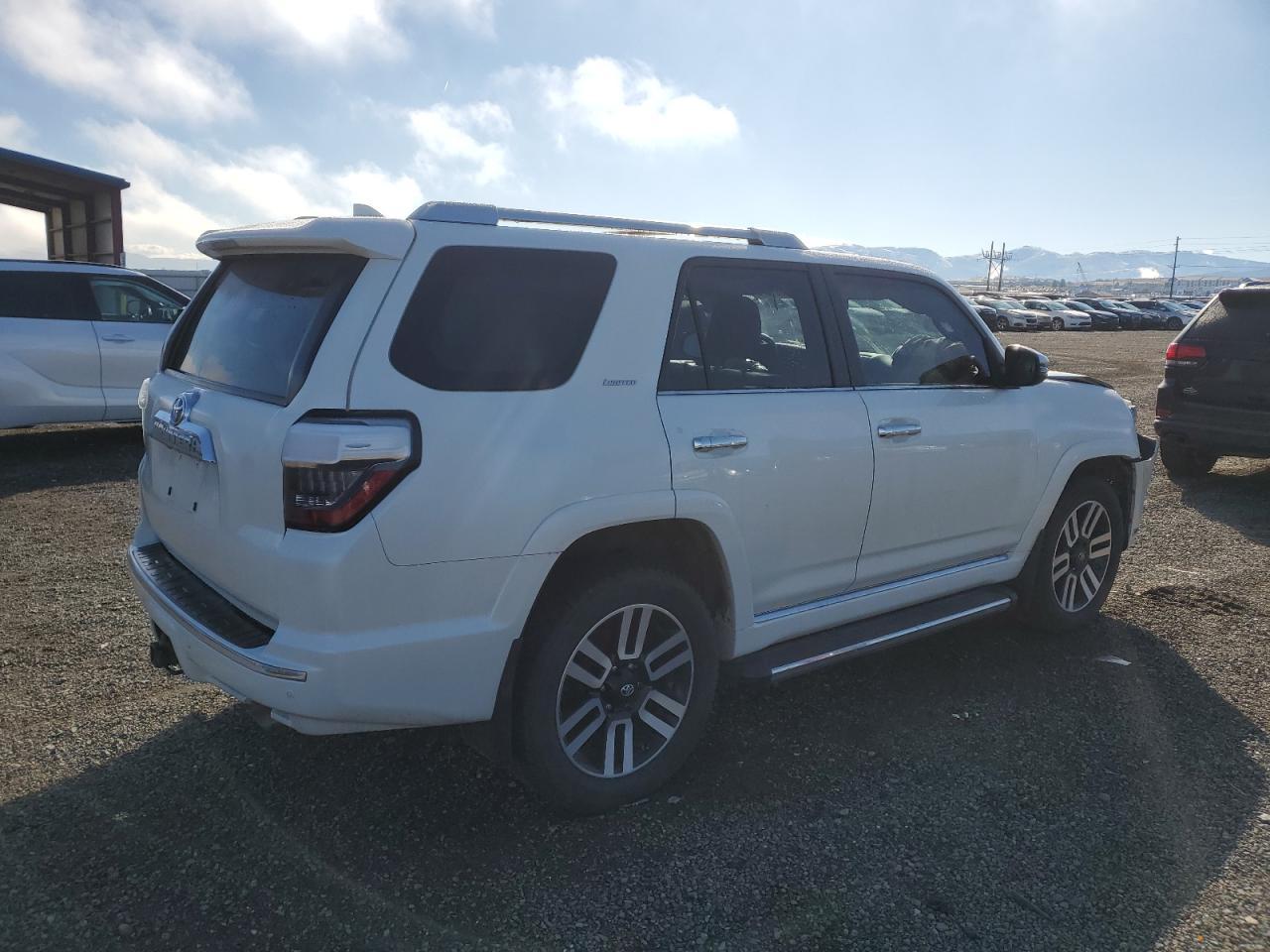 2018 Toyota 4Runner Sr5/Sr5 Premium - Image 3