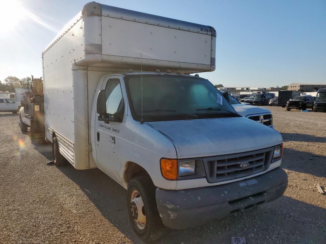 2006 Ford Econoline E450 Super Duty Cutaway Van - Фото 4