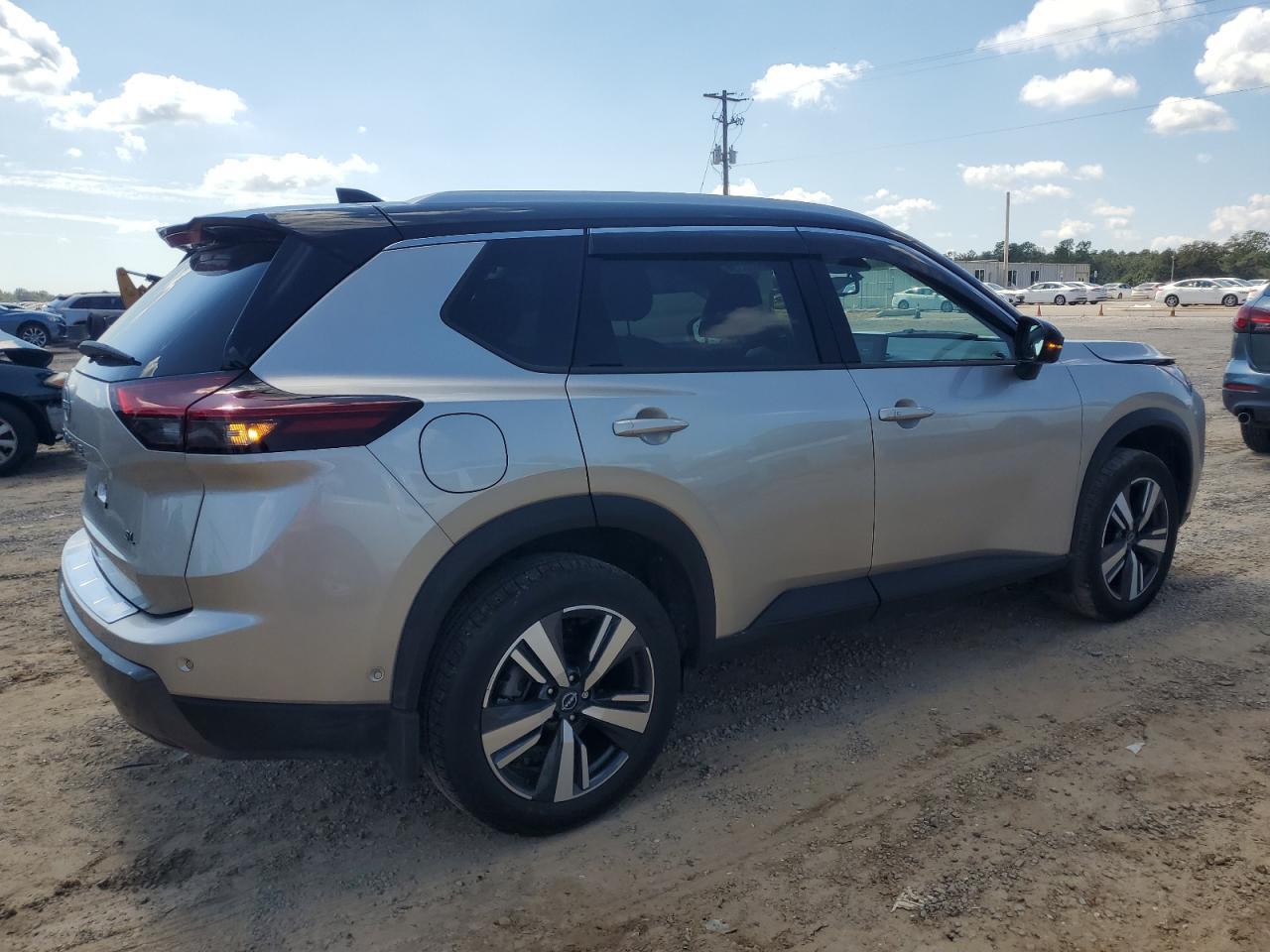 2025 Nissan Rogue Sl - Image 3