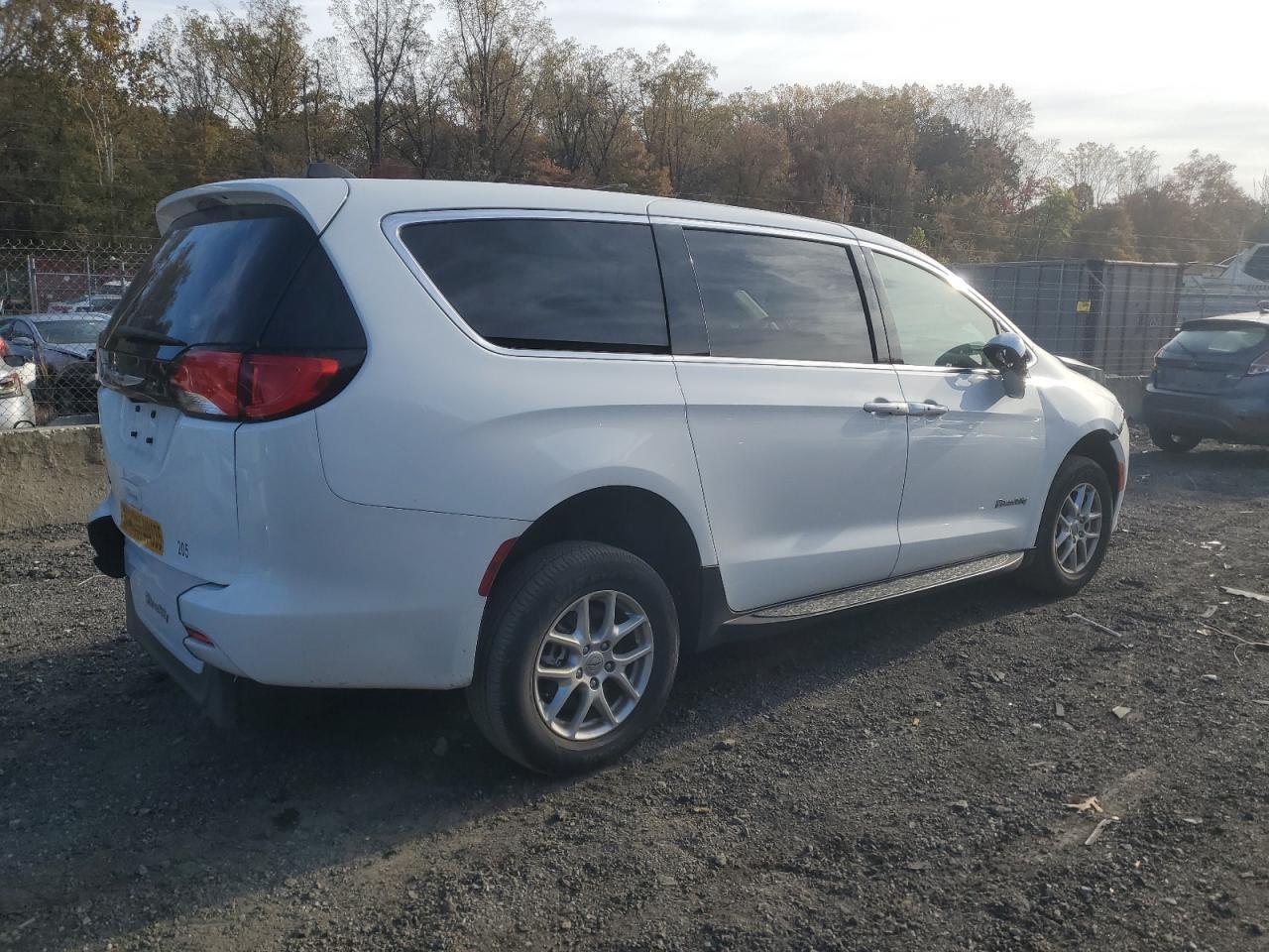 2022 Chrysler Voyager Lx - Фото 3