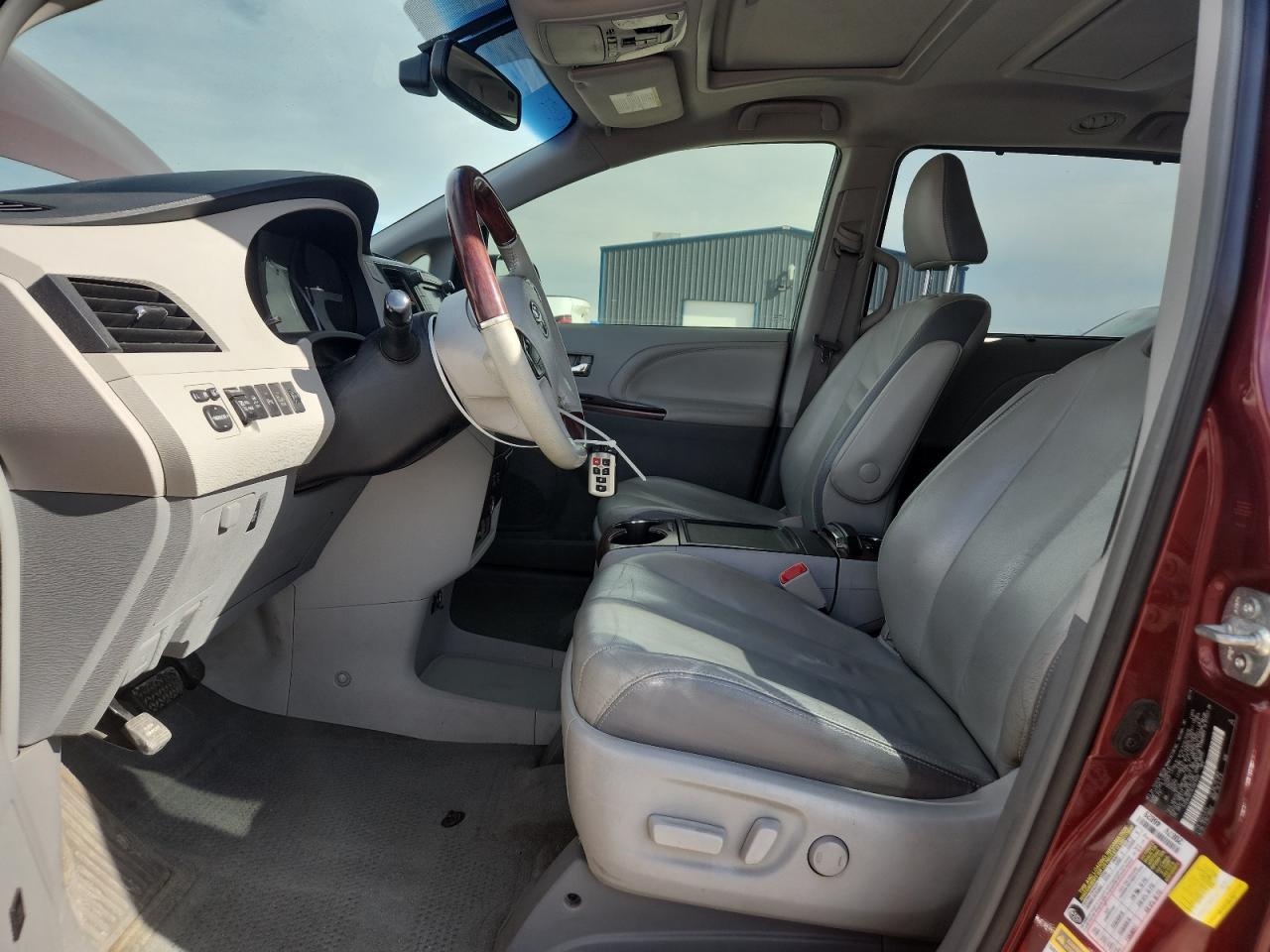 2014 Toyota Sienna Xle - Image 7