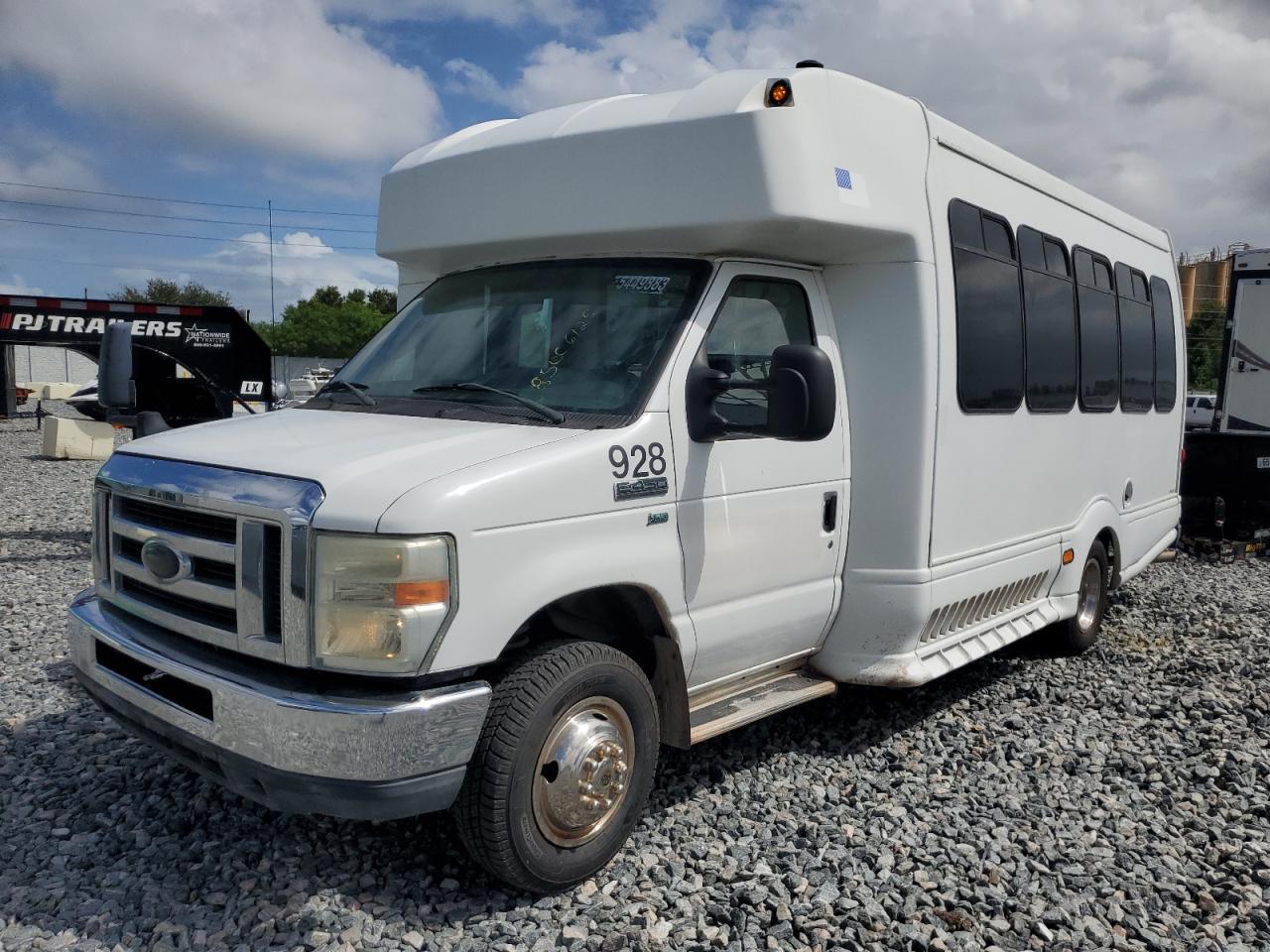 2014 Ford Econoline E450 Super Duty Cutaway Van