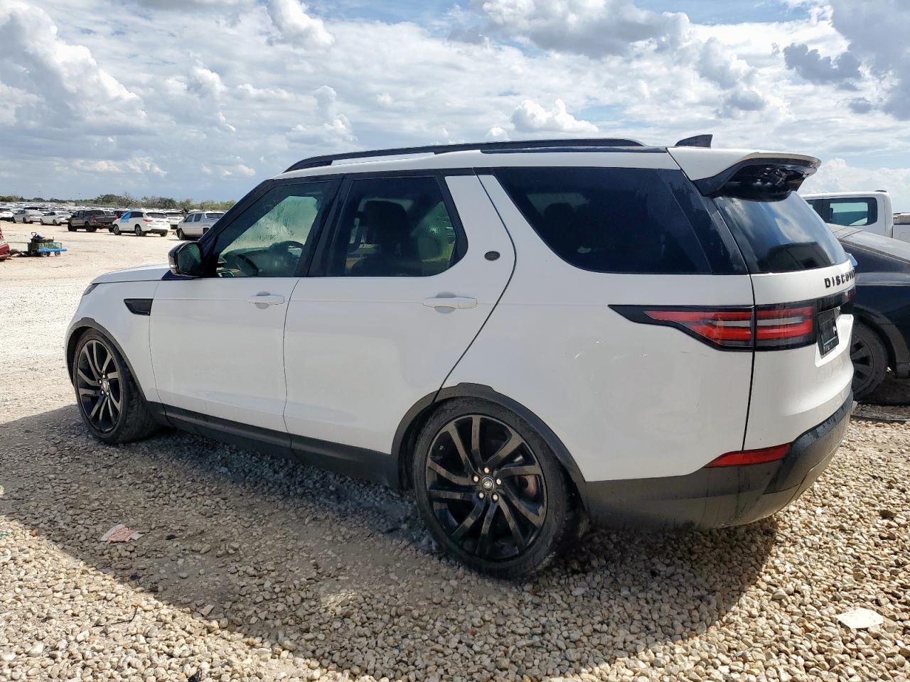 2017 Land Rover Discovery Hse Luxury - Image 2