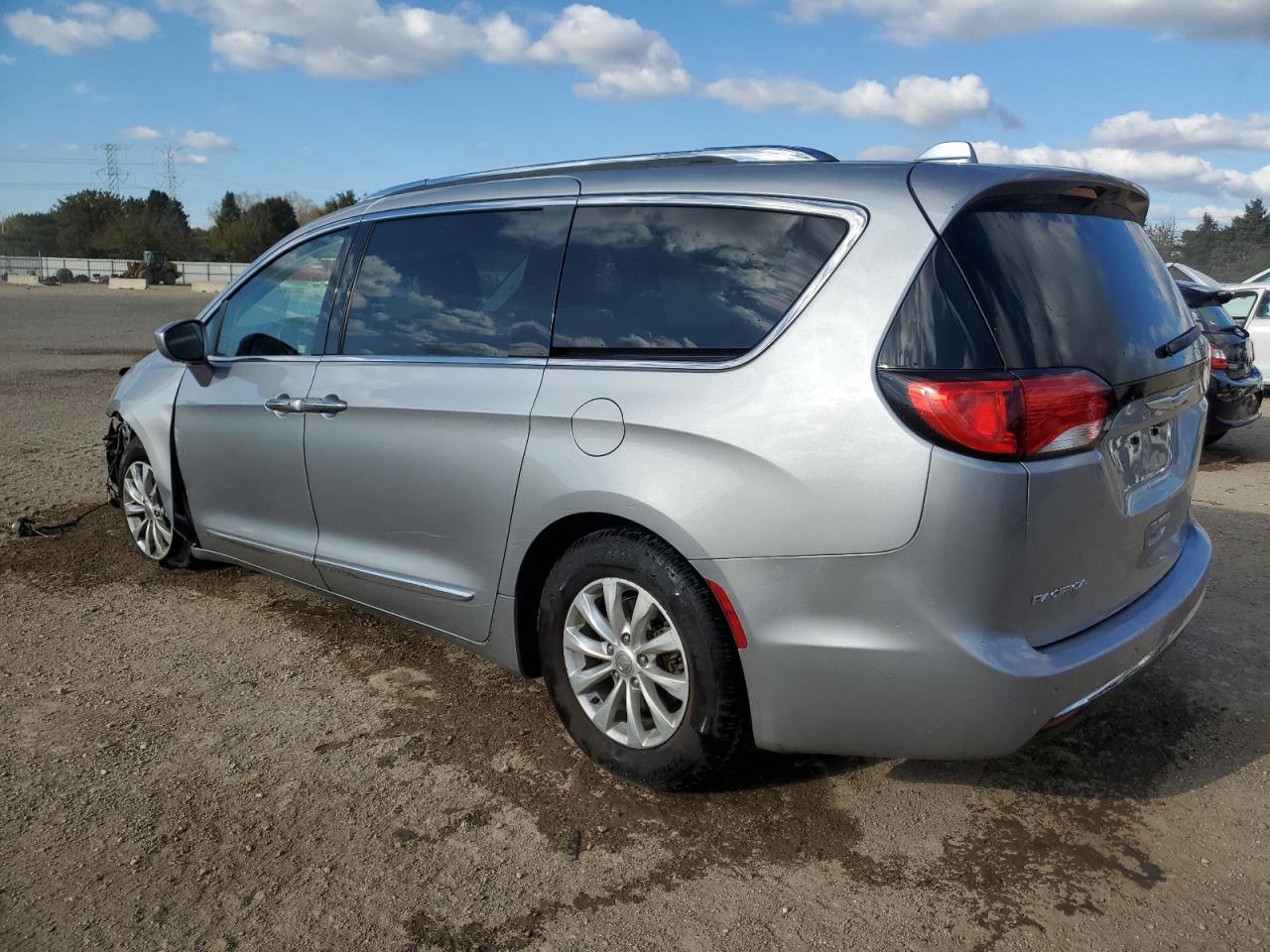 2018 Chrysler Pacifica Touring L - Фото 2