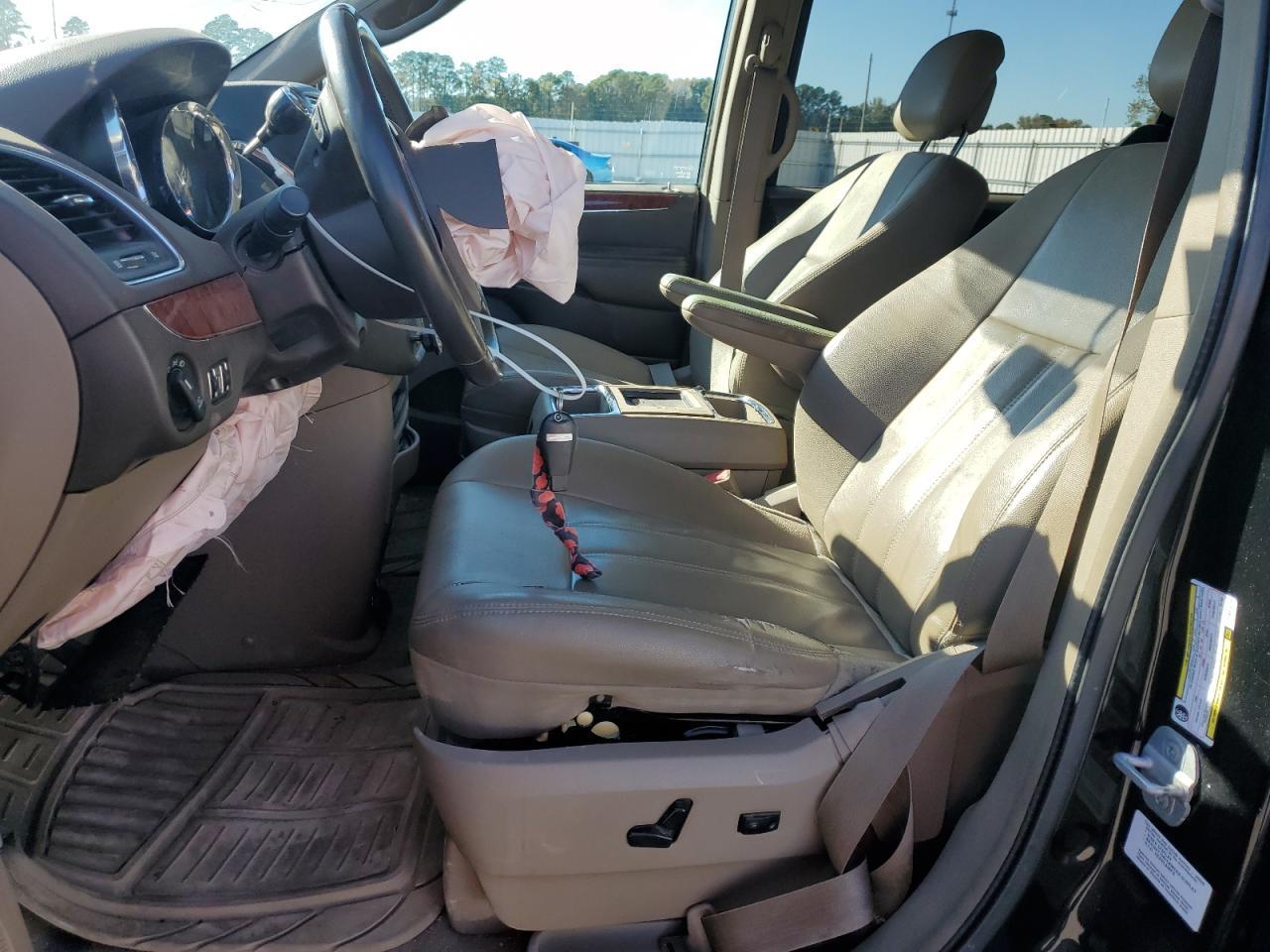 2014 Chrysler Town & Country Touring - Image 7